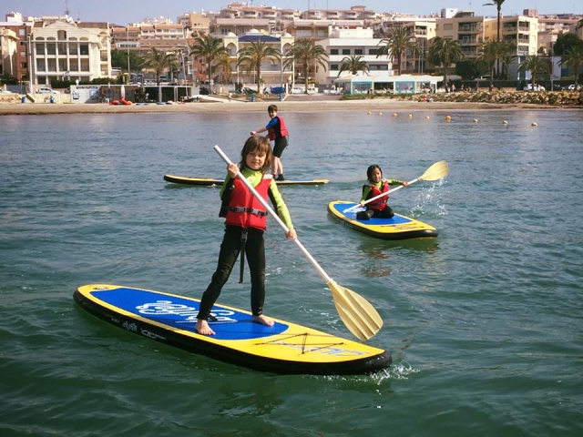 Peques navegando en tablas de sup