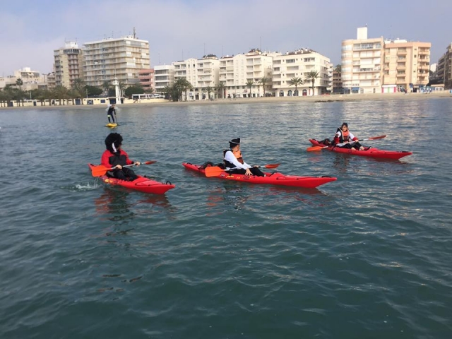 Disfrazados en los kayaks