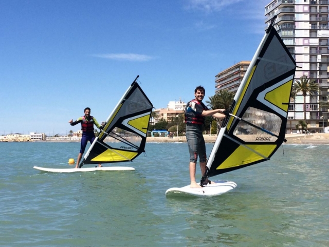 Practicando windsurf en Santa Pola