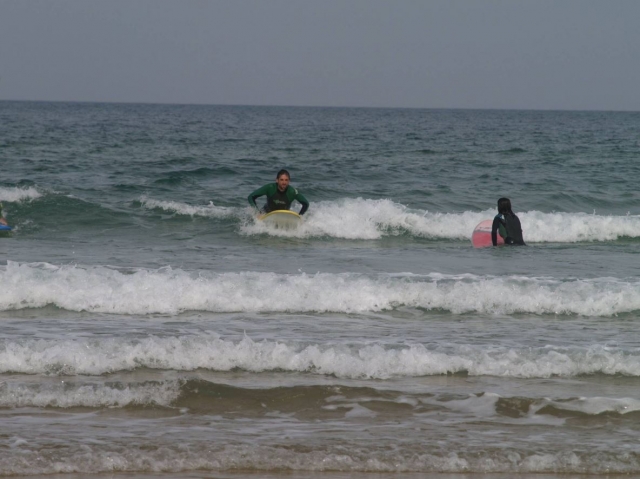 Apoyando el cuerpo en la tabla de surf