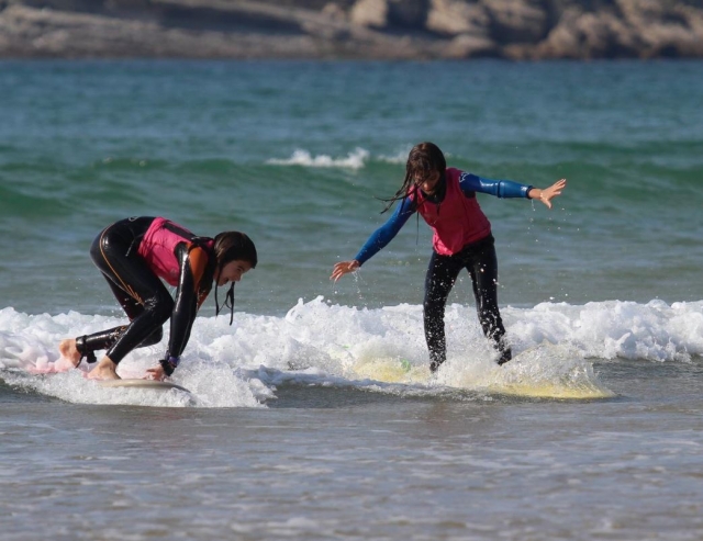 Jovenes alumnas de surf