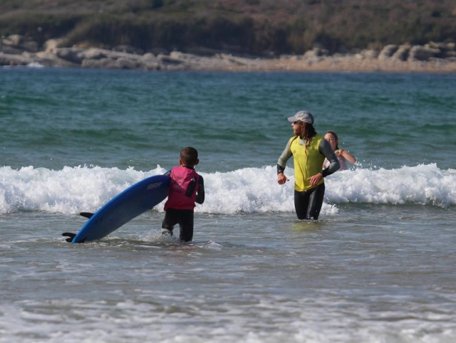 Monitor entrando con el peque en el agua