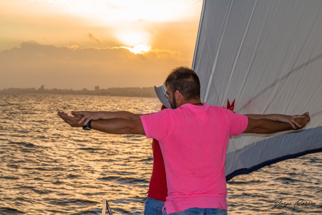 Pareja disfrutando de la puesta de sol a bordo