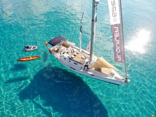 Barco en las aguas trasnparentes