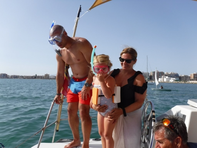 Familia disfrutando de la aventura en barco