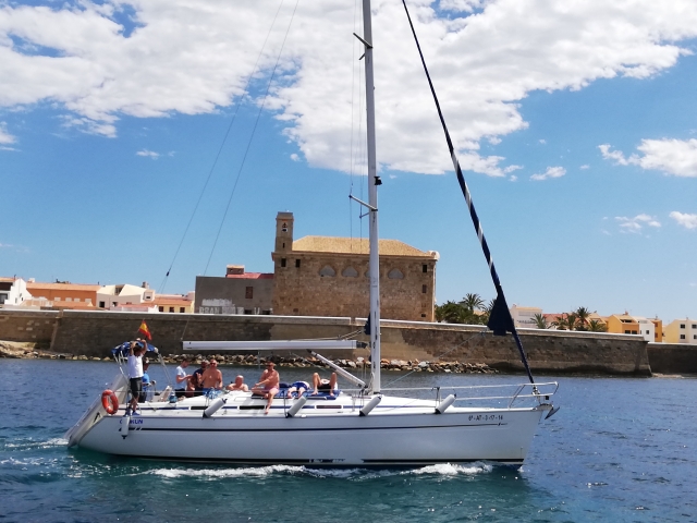 Barco en Alicante navegando por el Mediterráneo
