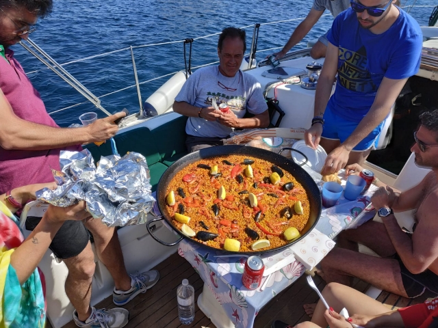 Comienzo una paella a bordo