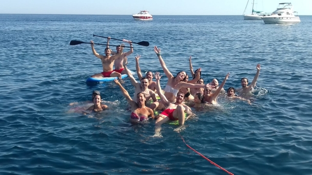 Grupo de amigos en el Mediterráneo