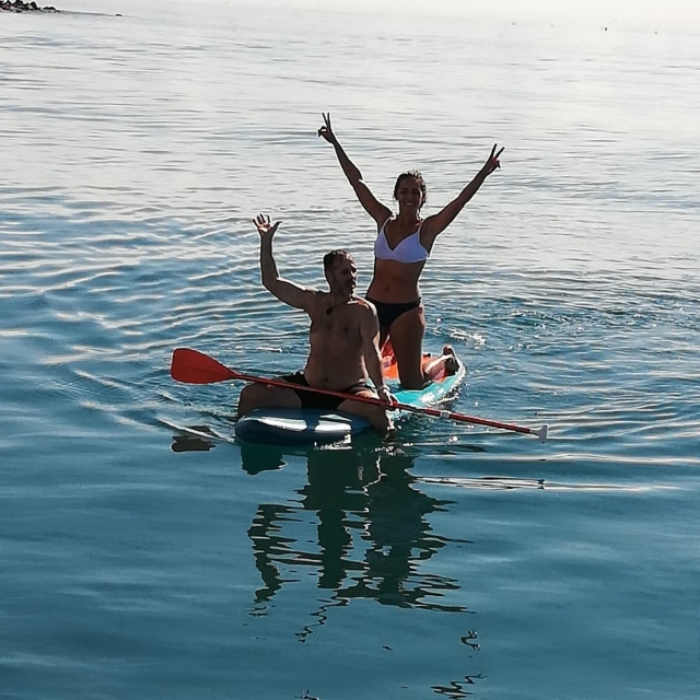 Sobre la tabla de paddle surf en el mediterráneo balear