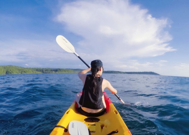 Remando en la parte delantera del kayak