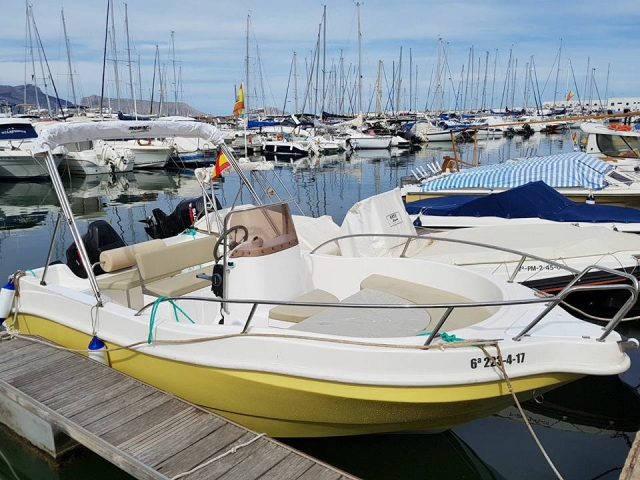 Embarcacion para alquiler en puerto