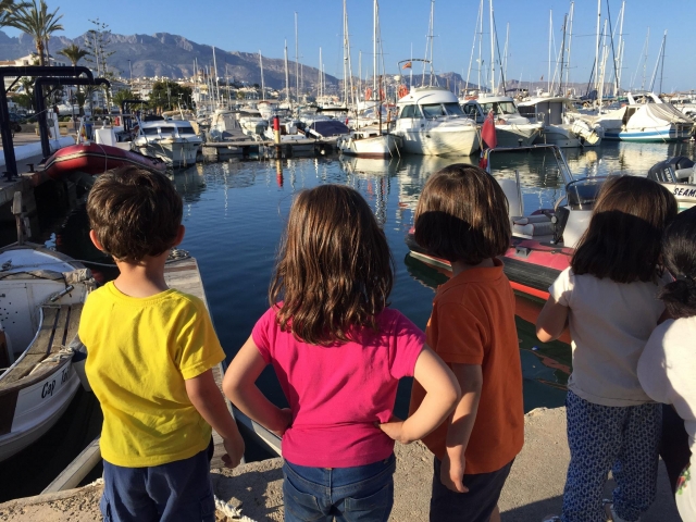 Peques mirando los barcos