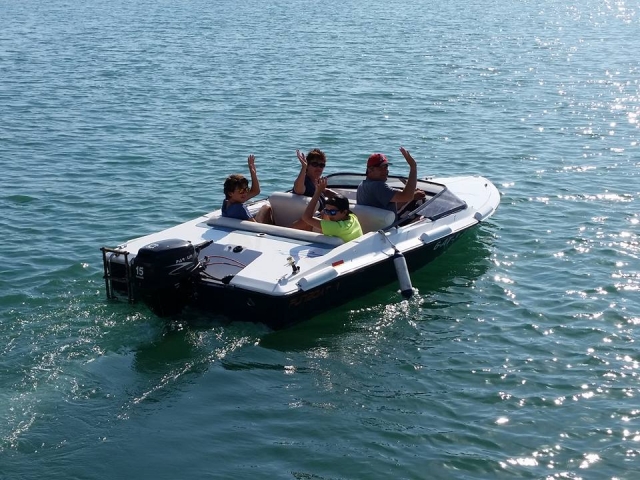 Saludando desde el barco alquilado