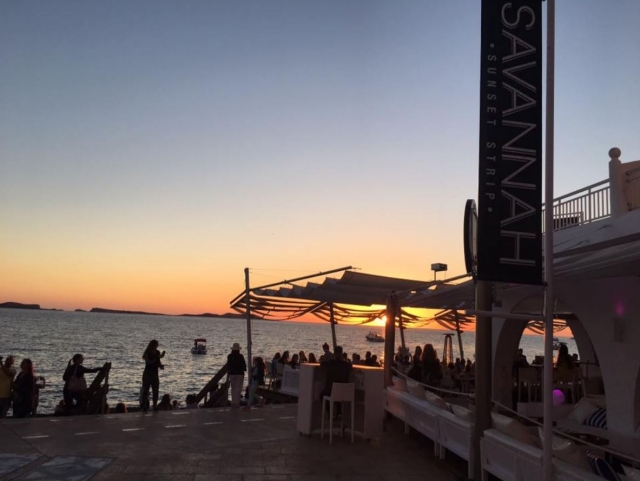  Boot vor dem Ibiza-Gelände bei Sonnenuntergang 