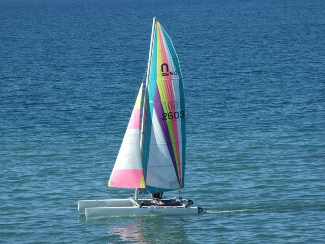 Pequeno catamaran a vela