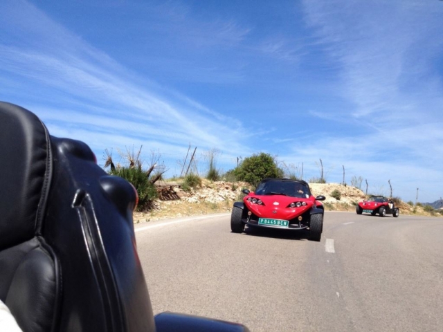 Siguiendo la ruta en buggie por carretera