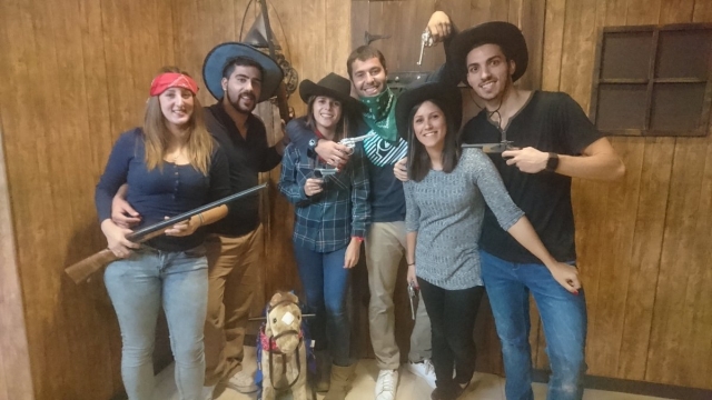 Parejas celebrando la huida