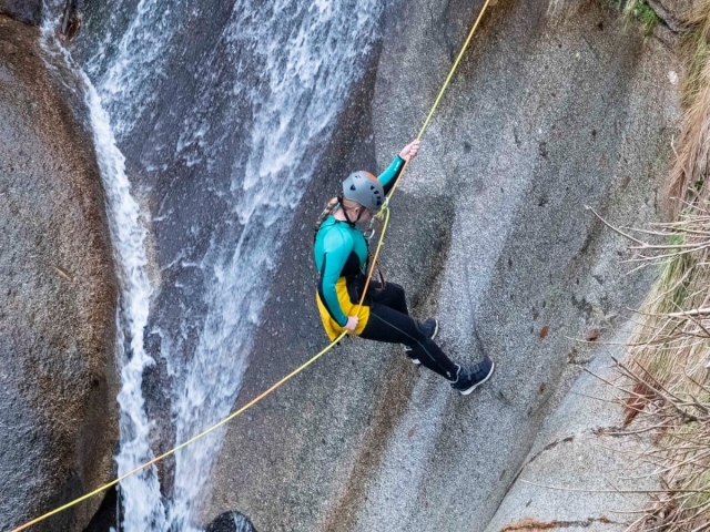  Holding on to the rope in the ravine 