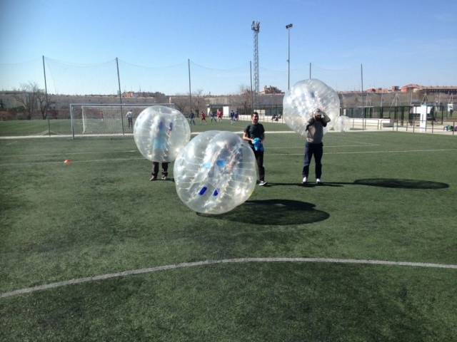  在泡泡足球比赛中休息 