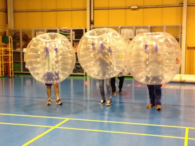  在室内球场进行泡泡足球比赛 