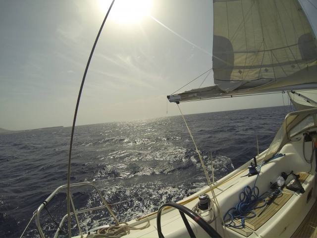 e-19742251-jornada-de-navegacion-bajo-el-sol15006244693301.jpg