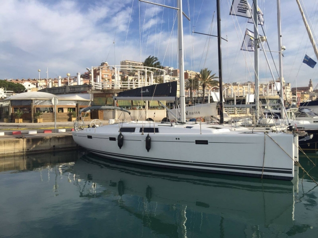 e-19742251-velero-en-puerto-a-la-espera-de-la-tripulacion15006244727570.jpg