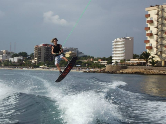  Subindo com o wakeboard 