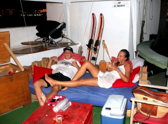  Descansando com o equipamento de esqui aquático 