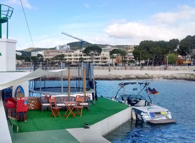  Barco próximo às instalações 