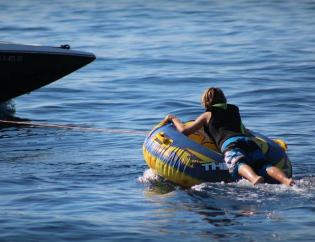  Deitado no rosquinha inflável