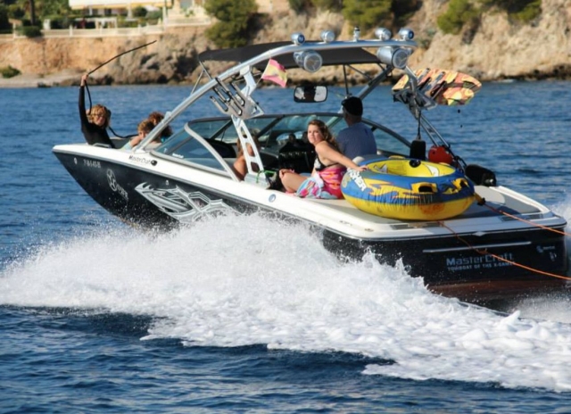  Em um barco com donut inflável 