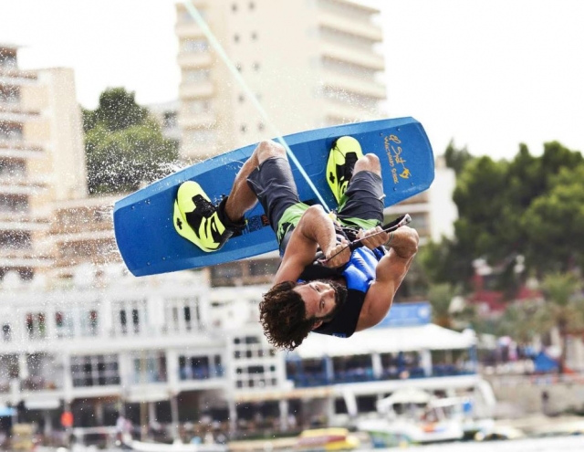  Girando com o wakeboard 