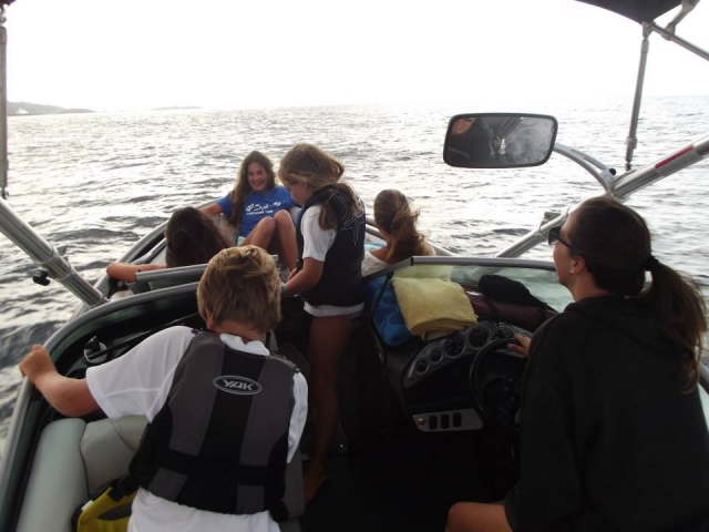  Levando as crianças em um barco 