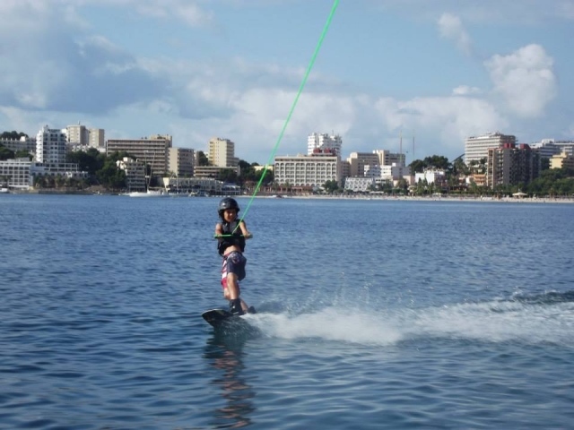  Pequeno experimentando wakeboard 