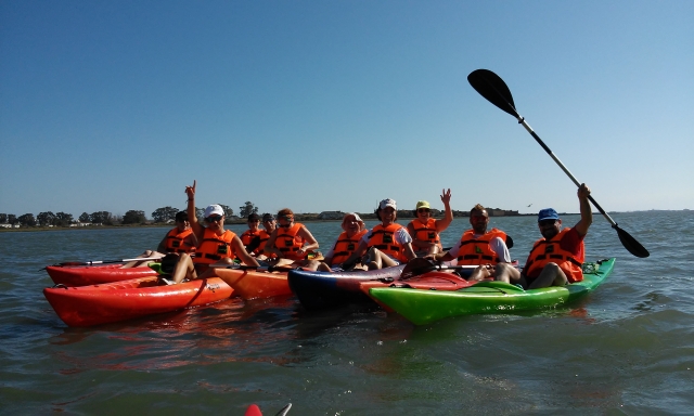 Grupo de kayak en aguas gaditanas