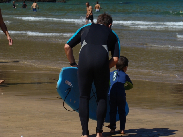  陪伴小家伙下水 