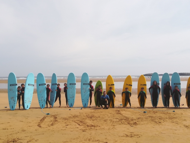  拿着冲浪板的学生 