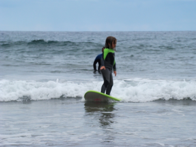  学生站在冲浪板上 