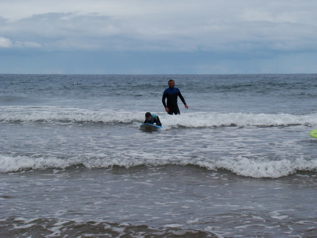  教练在后面冲浪 