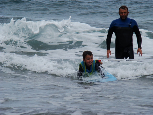  冲浪教练监督学生 