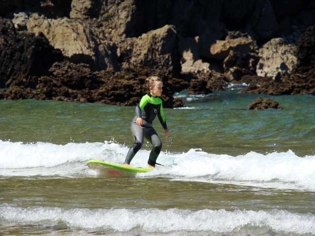 卡斯特罗乌迪亚莱斯的年轻冲浪学生 