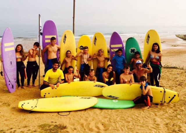 Alumnos con sus tablas y monitores de surf