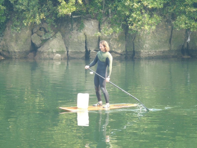 Haciendo sup con neopreno completo