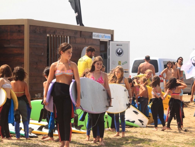 Acercando el material de surf a la playa