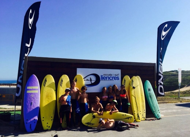 Alumnos de surf en la escuela de Liencres