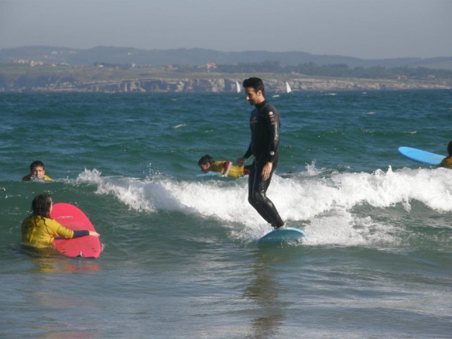 Supervisando a los alumnos de surf