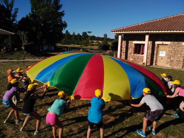 Agitando el paracaidas de colores