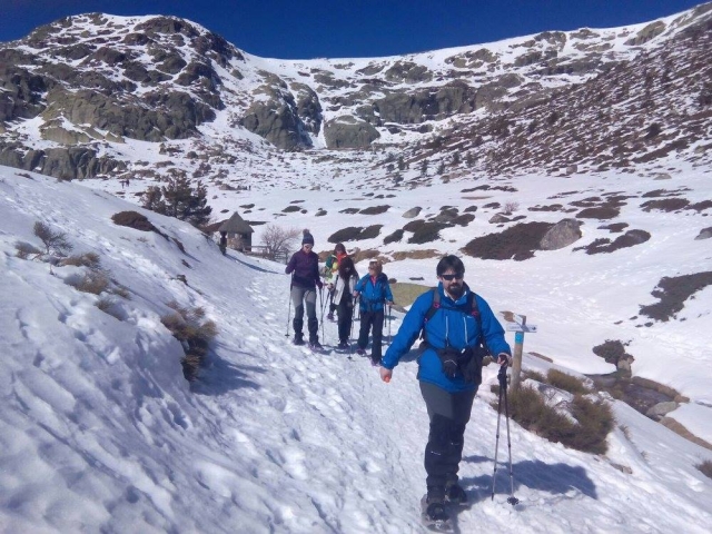  Descente du sentier enneigé avec des raquettes 