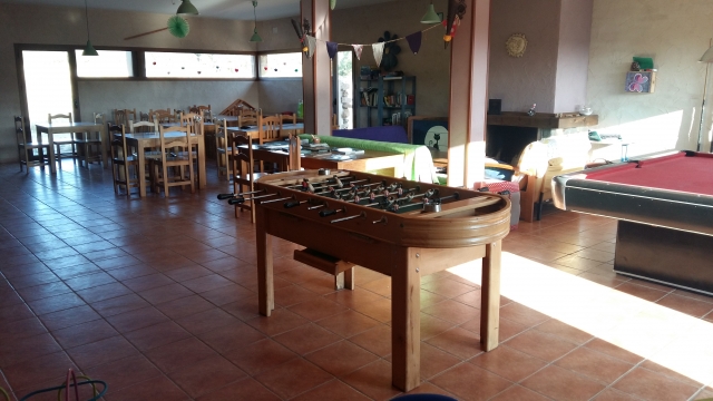 Sala de juegos con futbolin