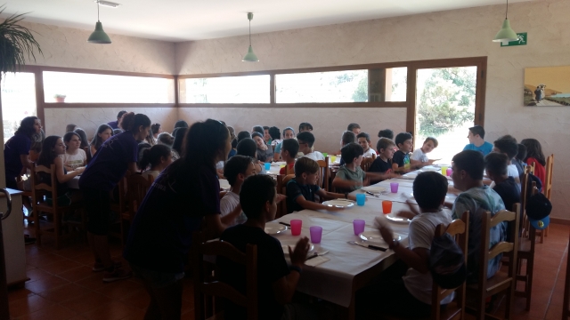 Comiendo en el albergue